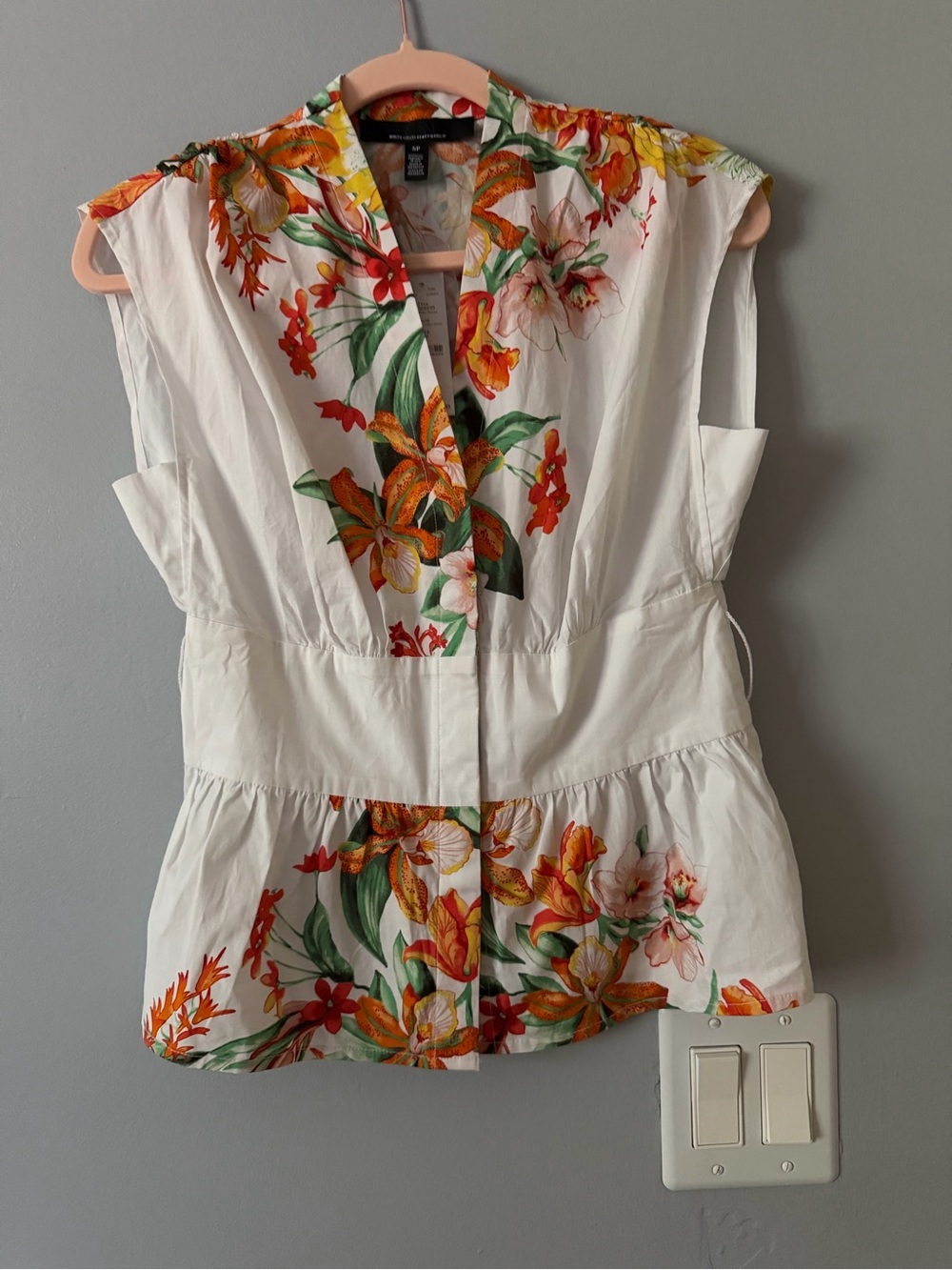 #012 WHBM White Floral Button-Front Peplum Top, XS, missing belt